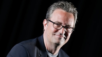 “Solo quiero ayudar a personas como yo, atrapadas en la adicción”: la frase de Matthew Perry que guía el trabajo de su familia