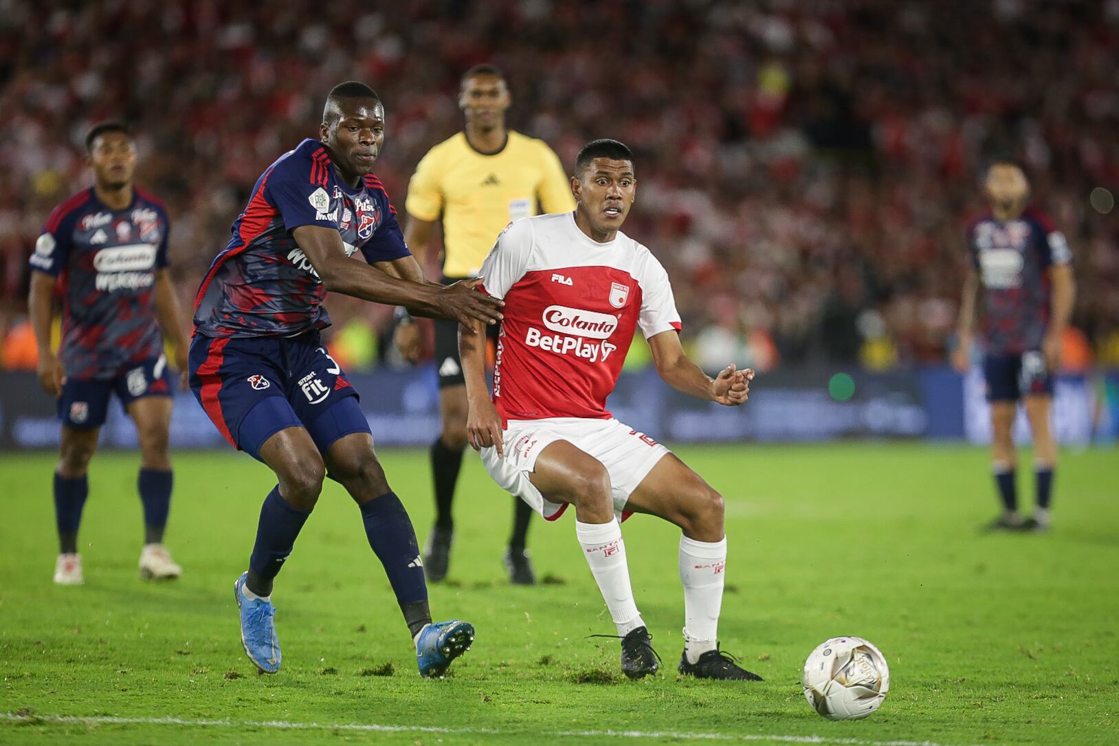 Santa Fe y Medellín quieren romper sus respectivas rachas sin títulos este domingo en el estadio Atanasio Girardot - crédito Colprensa