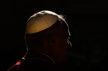 El Papa León XIV llega para reunirse con el presidente francés Emmanuel Macron en el Palacio del Elíseo como parte de su visita pastoral de cuatro días a Francia, el viernes 25 de septiembre de 2026. (Foto AP/Teresa Suarez, Pool)
