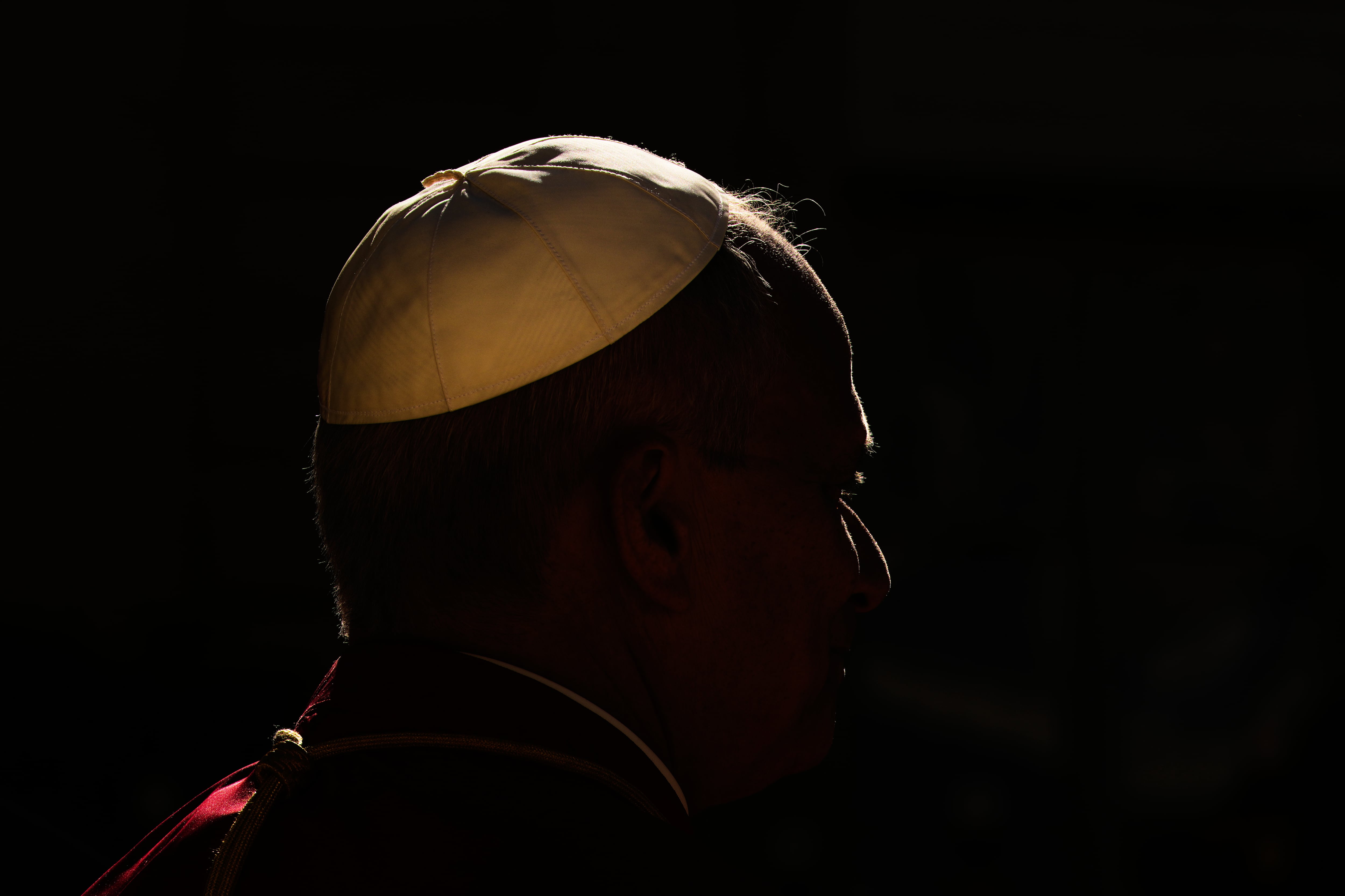 El Papa León XIV llega para reunirse con el presidente francés Emmanuel Macron en el Palacio del Elíseo como parte de su visita pastoral de cuatro días a Francia, el viernes 25 de septiembre de 2026. (Foto AP/Teresa Suarez, Pool)