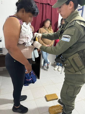 Dos mulas llevaban cápsulas de cocaína en sus estómagos