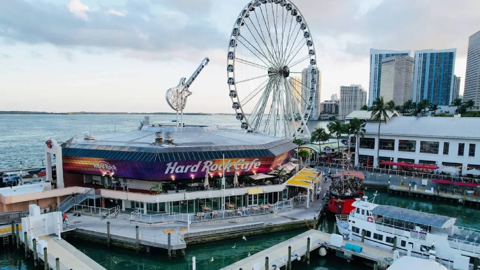La empresa confirmó que el contrato de arrendamiento del Hard Rock Cafe de Bayside vence este año y que no lo renovará (@hardrockcafemiami)
