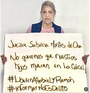 Una mujer con cabello grisáceo