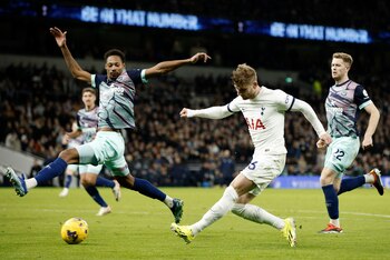 El delantero alemán Timo Werner (C) , del Tottenham, en acción durante el partido de la Premier League que han jugado Tottenham Hotspur y Brentford FC, en Londres, Reino Unido. EFE/EPA/DAVID CLIFF