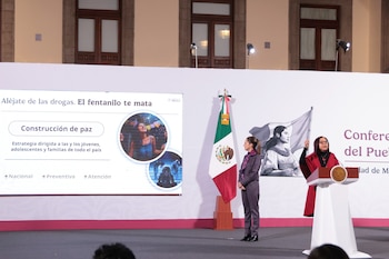 La presidenta Claudia Sheinbaum (izquierda)