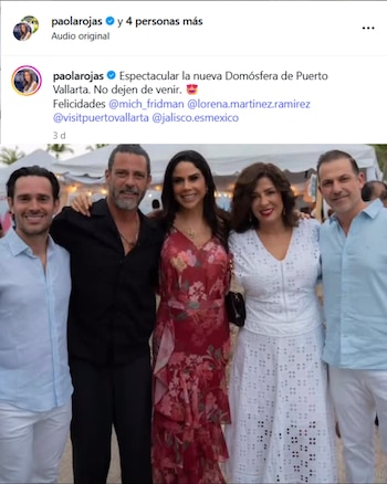 Paola Rojas en vestido floral rojo y Jorge Manuel Suárez Azcargota en camisa negra posan sonrientes junto a otras tres personas en un evento al aire libre