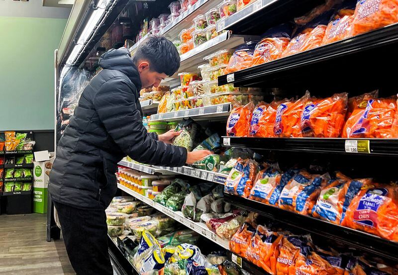 Los hogares estadounidenses enfrentan mayor presión financiera debido al incremento de los precios del combustible y servicios esenciales (REUTERS/Jim Vondruska).