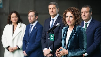 Montero aboga por la "precaución,