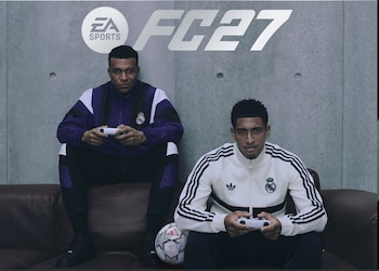 Kylian Mbappé y Jude Bellingham, sentados en un sofá marrón, sujetan controladores de videojuegos. En la pared, logo EA SPORTS FC 27. Balón de fútbol