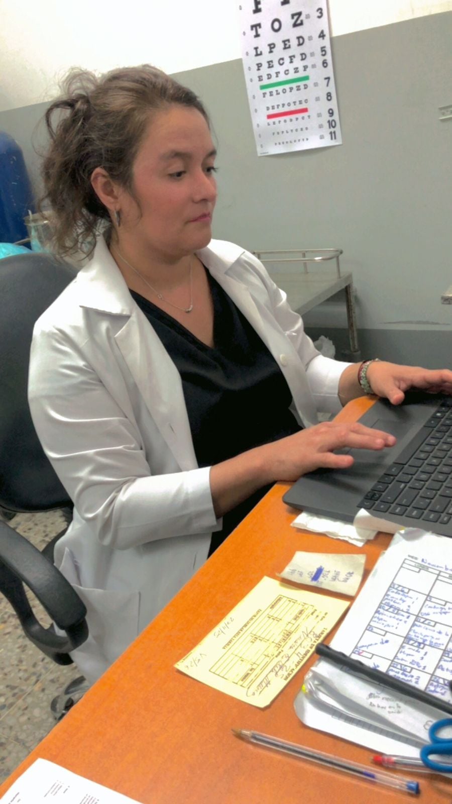 Actualmente se desempeña como técnico en optometría y labora en una óptica. El próximo 18 de mayo obtiene su título universitario./ (Cortesía)