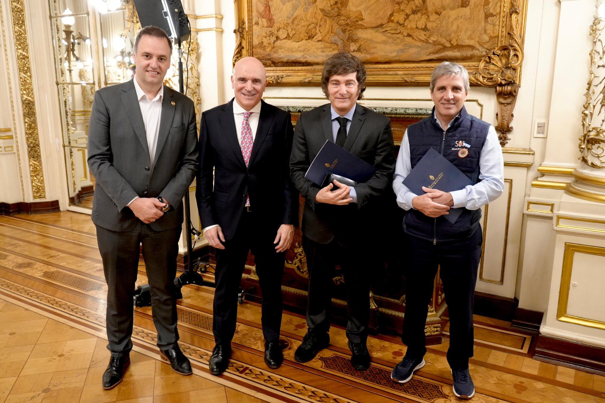 Milei junto al vocero Manuel Adorni, el diputado José Luis Espert y el ministro de Economía, Luis