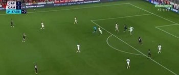 Este es el momento exacto en el que Kevin Viveros caza el rebote que deja el despeje del defensa y termina anotando para Atlético Paranaense - crédito Premiere Ao Vivo