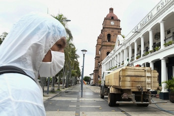 Un trabajador local limpia las