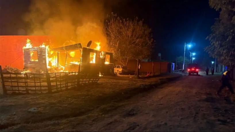 El fuego se desató en la madrugada del miércoles en la localidad de Lastenia, San Miguel de Tucumán