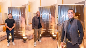 Tres tomas de hombres de pie posando de forma individual frente a un panel publicitario con la inscripción Hits Perú y luces de suelo
