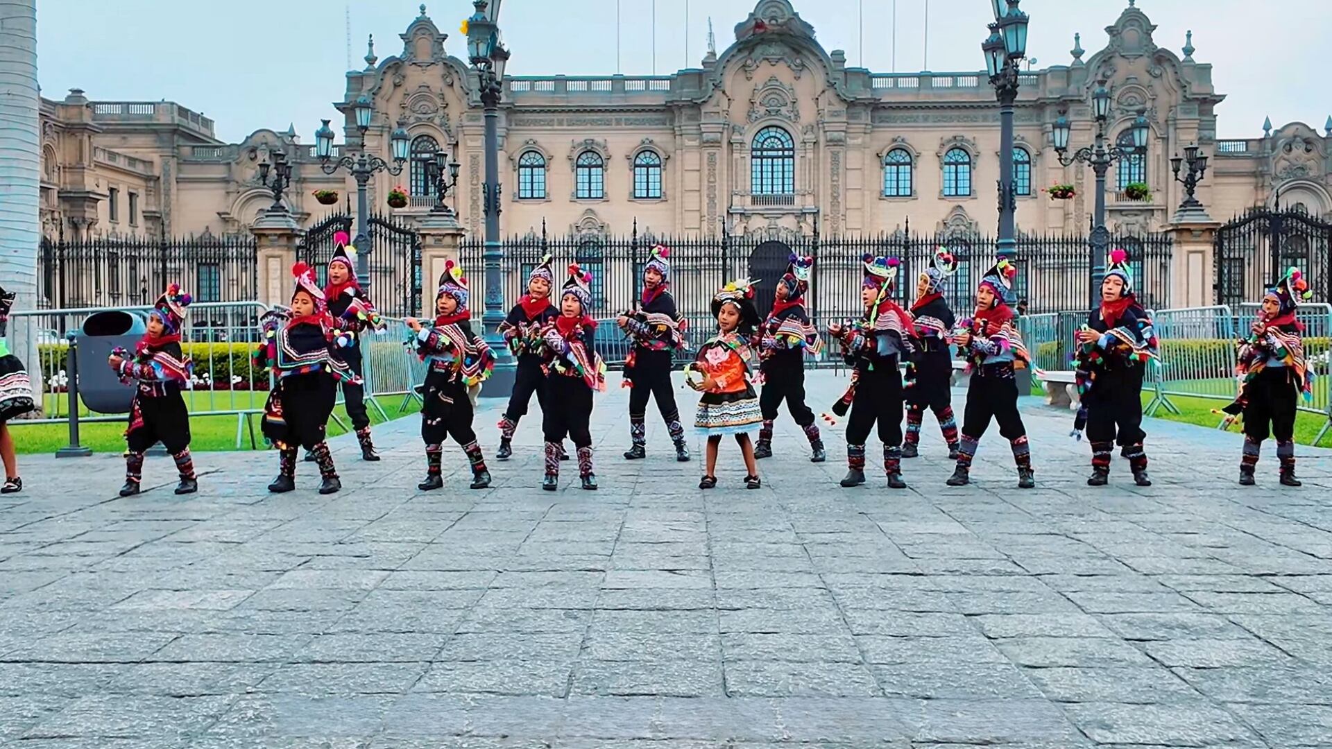 Las grabaciones del videoclip muestran escenarios emblemáticos de Huancavelica, Lima y Zaragoza, resaltando la riqueza simbólica de cada región. - Crédito: Coro de Niños Acólitos de Huancavelica