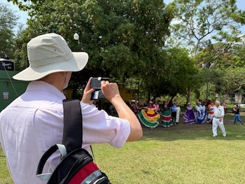 Visitantes del crucero Volendam exploran el Museo del Ferrocarril en Sonsonate, donde participan en actividades culturales y conocen la historia ferroviaria. (Cortesía: Alcaldía de Sonsonate)