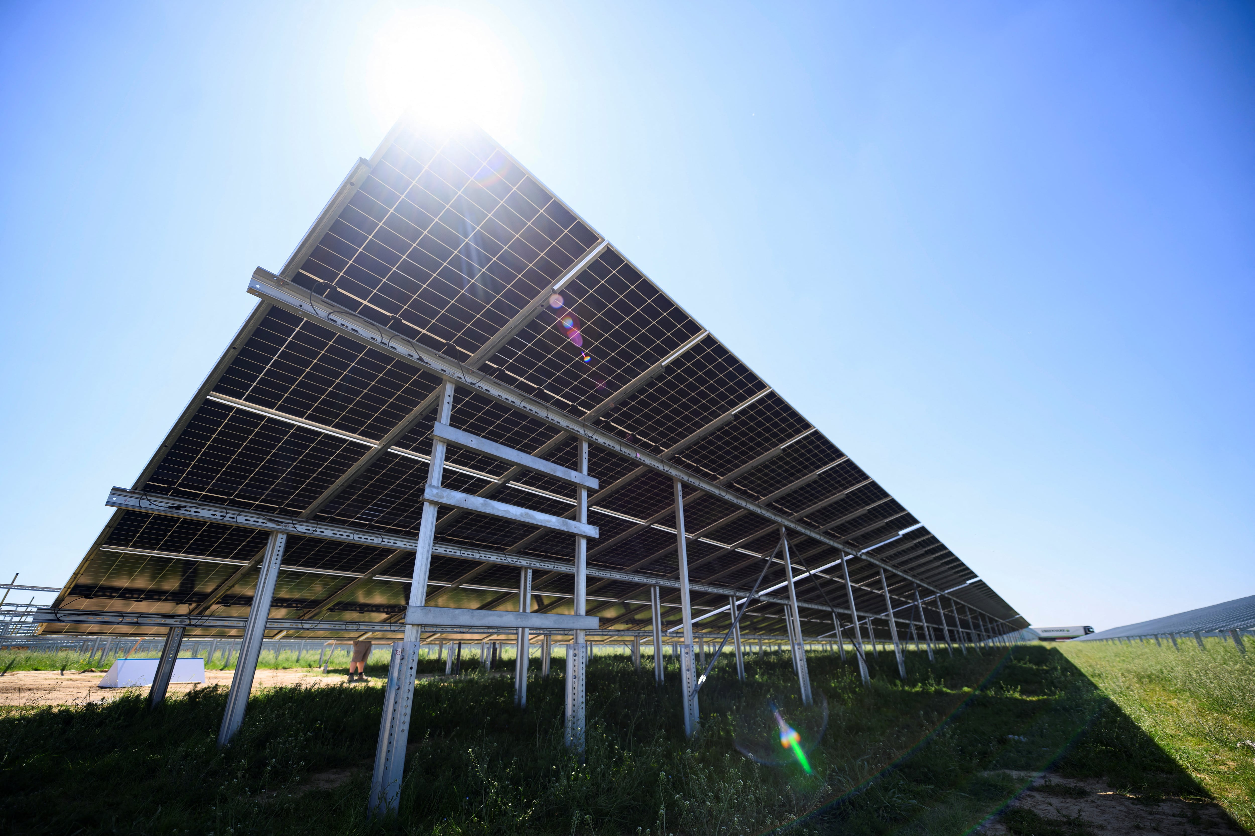 La revista Science eligió al crecimiento de las energías renovables como el avance científico del 2025