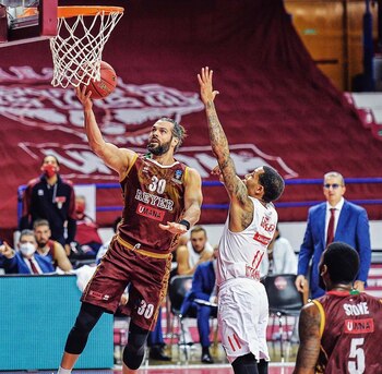 Con la camiseta del Reyer