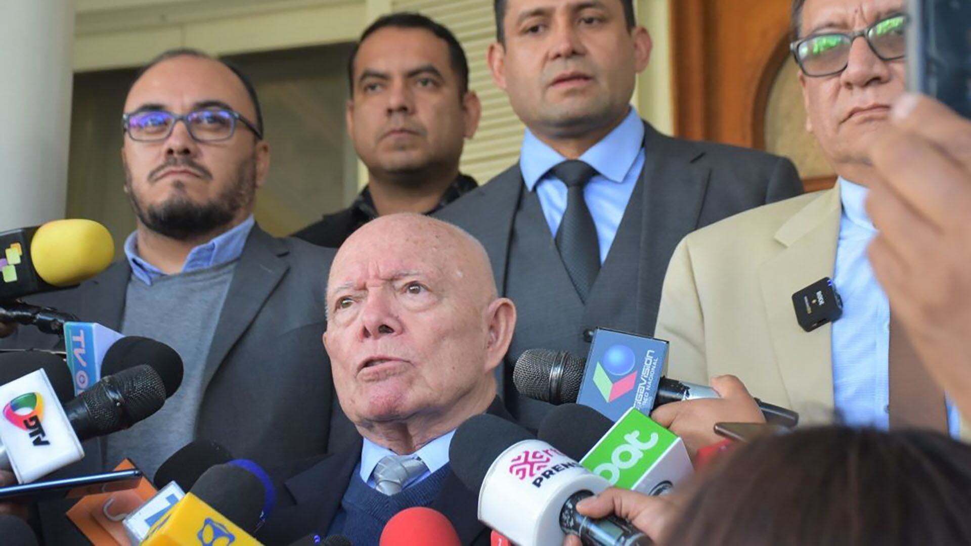 El presidente interino del TSE, Oscar Hassenteufel brinda declaraciones a los medios luego de la reunión con los magistrados del TCP en La Paz, Bolivia.