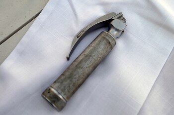 El laringoscopio del fallecido médico