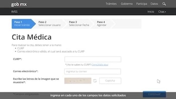 Captura de pantalla de la plataforma gob.mx del IMSS para cita médica, muestra campos de CURP, correo electrónico y CAPTCHA, y pasos del trámite