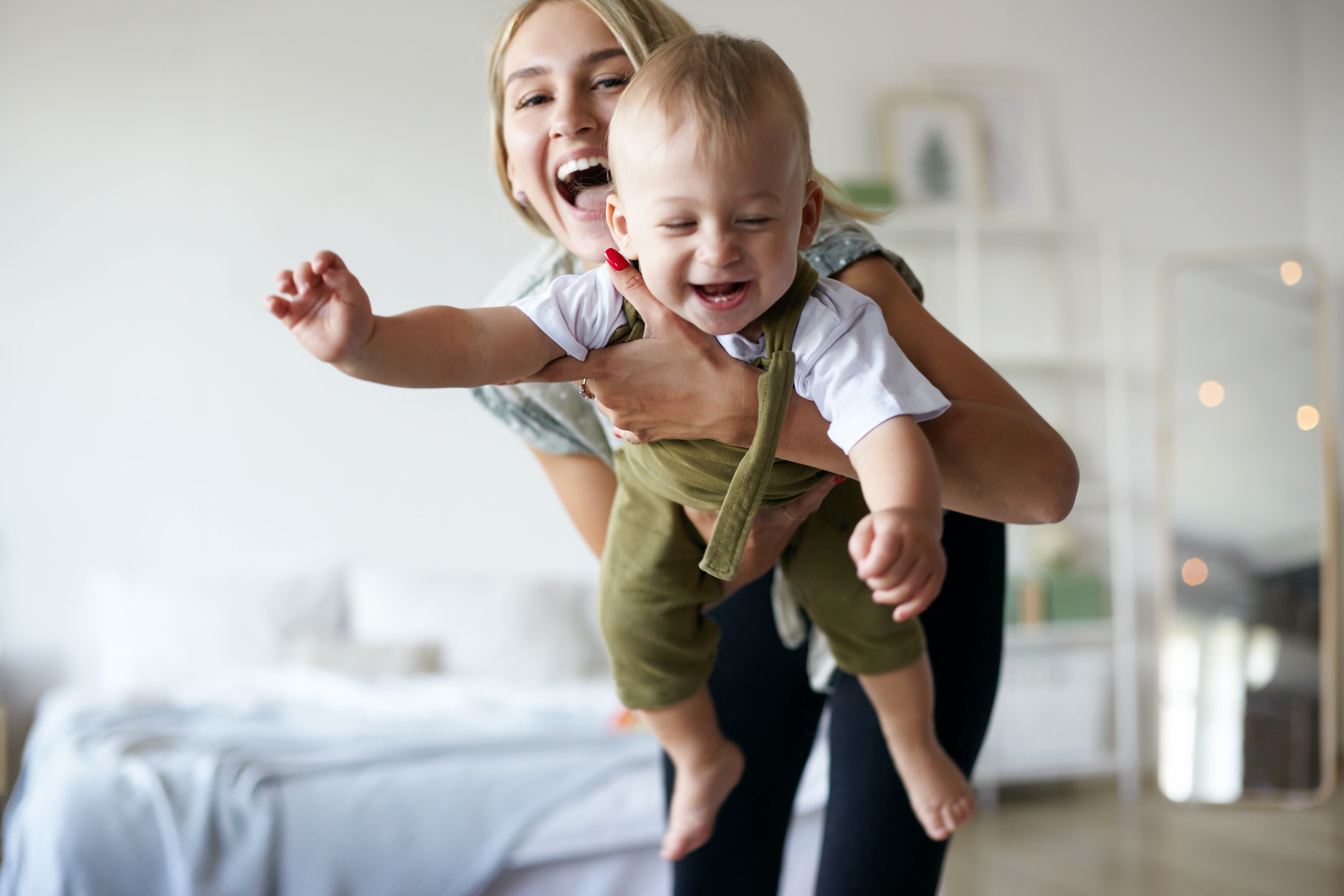 Una madre jugando con su bebé (AdobeStock)
