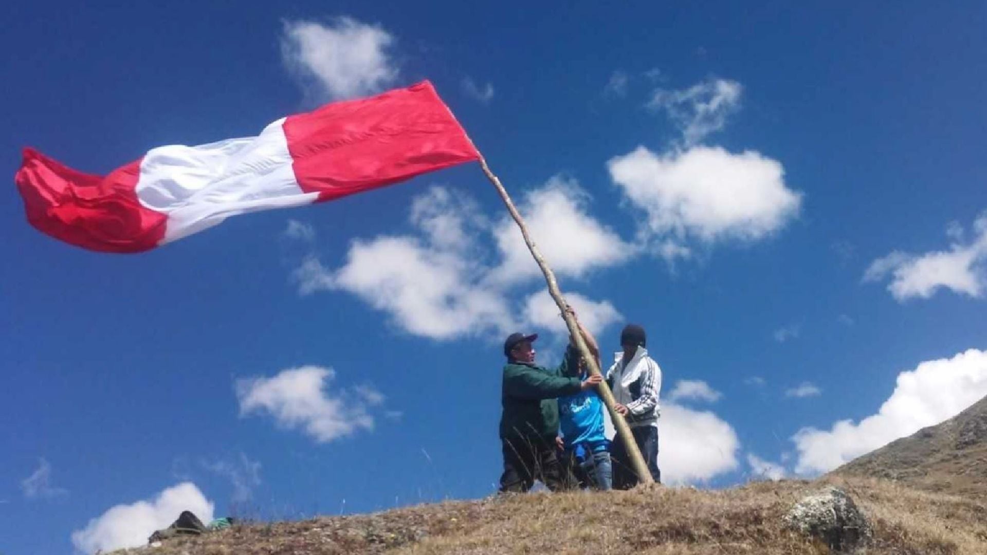Explora cómo exhibir correctamente la bandera nacional durante las celebraciones de Fiestas Patrias y las normas que todo ciudadano debería conocer. (Andina)