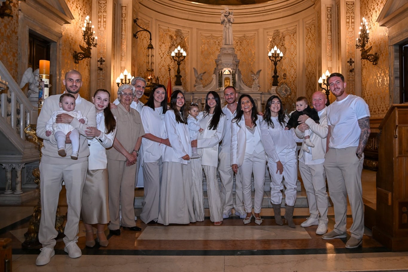 Alexis Mac Allister y Ailén Cova junto a sus familiares durante la celebración del bautismo de Alaia
