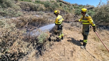 Los bomberos forestales de Aragón dicen que combaten el fuego "al límite" y mantienen la huelga desde el 18 de agosto