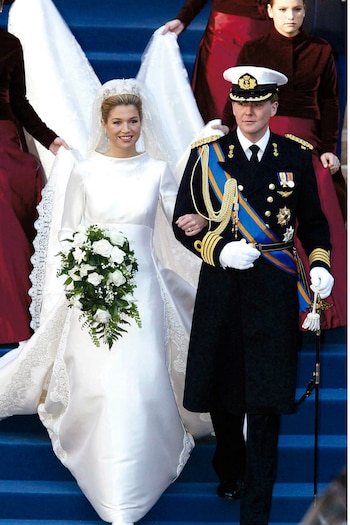 Como marido y mujer salieron de la iglesia acompañados por los acordes del Aleluya. Afuera los esperaba una multitud