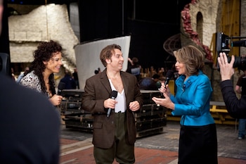 Las transmisiones de MetOpera Live in HD permiten seguir las funciones en alta definición y acceder a contenidos adicionales como entrevistas, visitas a la trasescena y materiales especiales desde la Metropolitan Opera de Nueva York.
