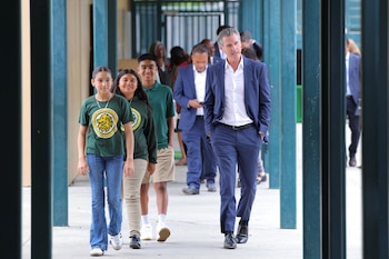 Las escuelas públicas de California registraron un nivel de competencia del 49,3% en inglés y del 38,4% en matemática durante las evaluaciones de 2026 (REUTERS/Daniel Cole)