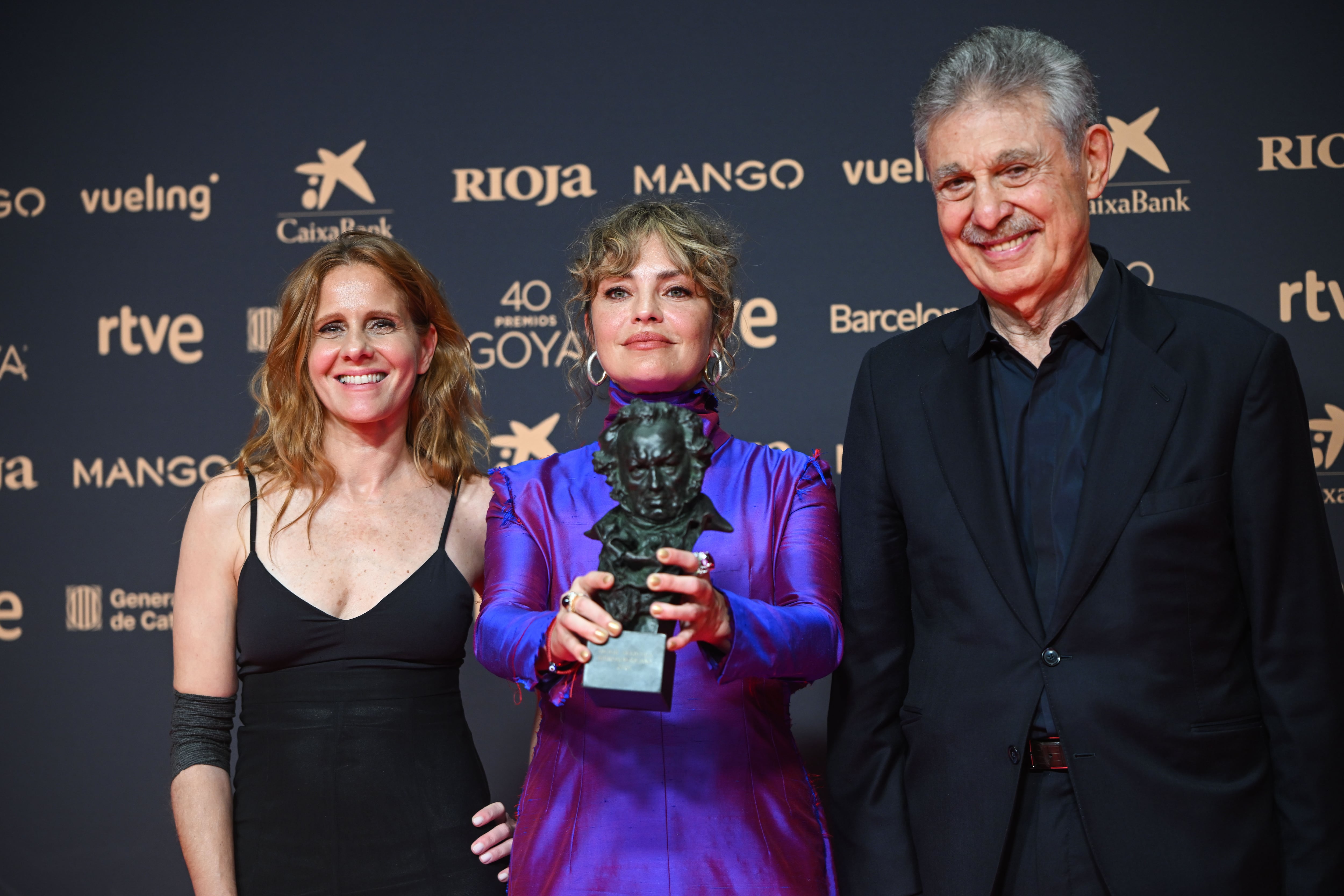 La actriz Dolores Fonzi (c) posa tras recibir el Goya a Mejor Película Iberoamericana por 'Belén', en la 40º edición de los Premios Goya, en el Auditori del Centre de Convencions Internacionals, a 28 de febrero de 2026, en Barcelona, Cataluña (España). Los galardones son otorgados de manera anual por la Academia de las Artes y las Ciencias Cinematográficas de España (AACCE) con el objetivo de premiar a los mejores profesionales en cada una de las distintas especialidades tanto técnicas como creativas del cine español.
Lorena Sopêna / Europa Press
28 FEBRERO 2026;CATALUNYA;PREMIOS;GOYA;POSADO;PREMIO;ACTORES;DIRECTORES;ACTRICES;CINE;PELÍCULA;
28/2/2026