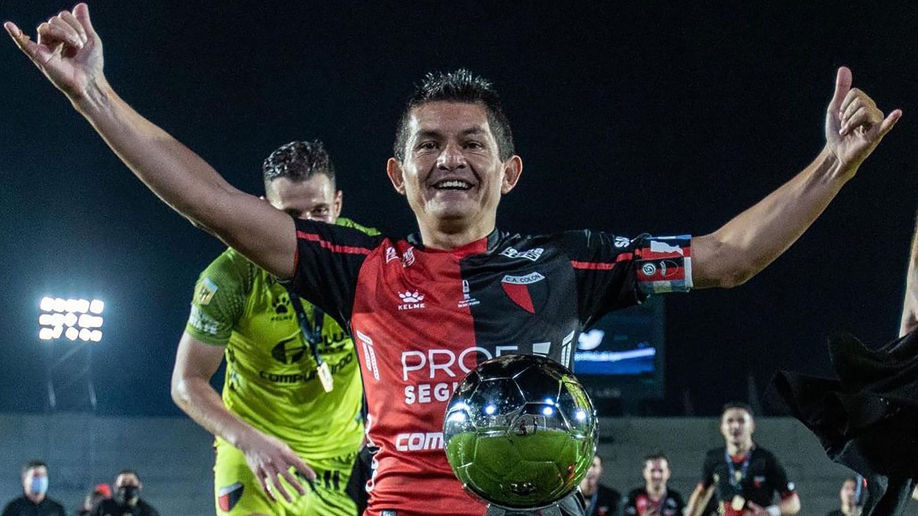 El festejo del Pulga por el título que ganó con Colón en 2021