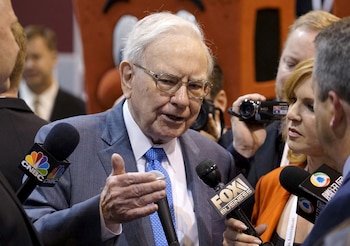 La exposición temprana al mercado de valores fue clave para Buffett, que compró su primera acción a los 11 años gracias a la influencia de su padre (REUTERS/Rick Wilking)