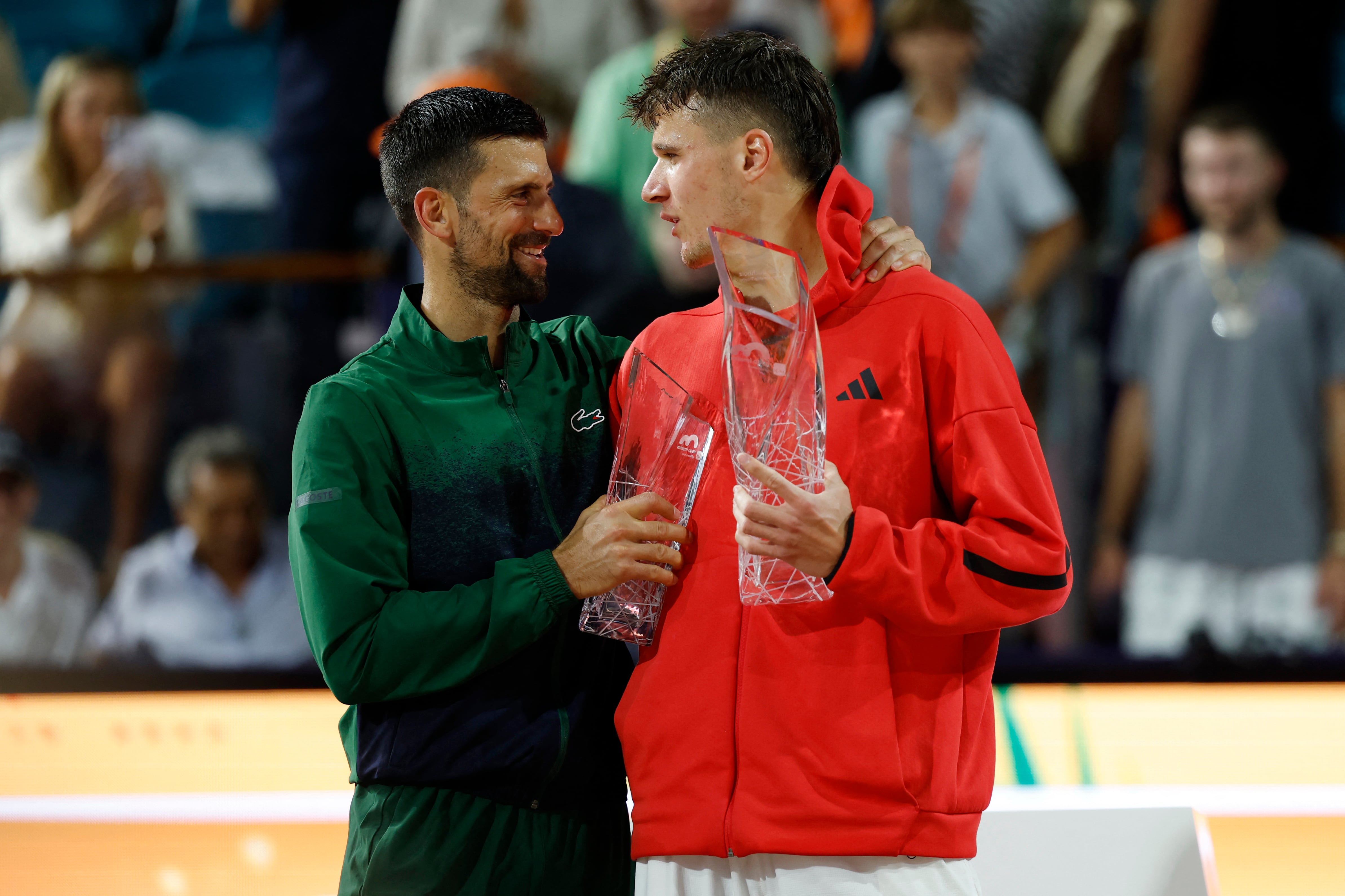 Novak Djokovic saluda a Jakub Mensik, campeón de la edición 2025 de la ATP (Fuente: Reuters)