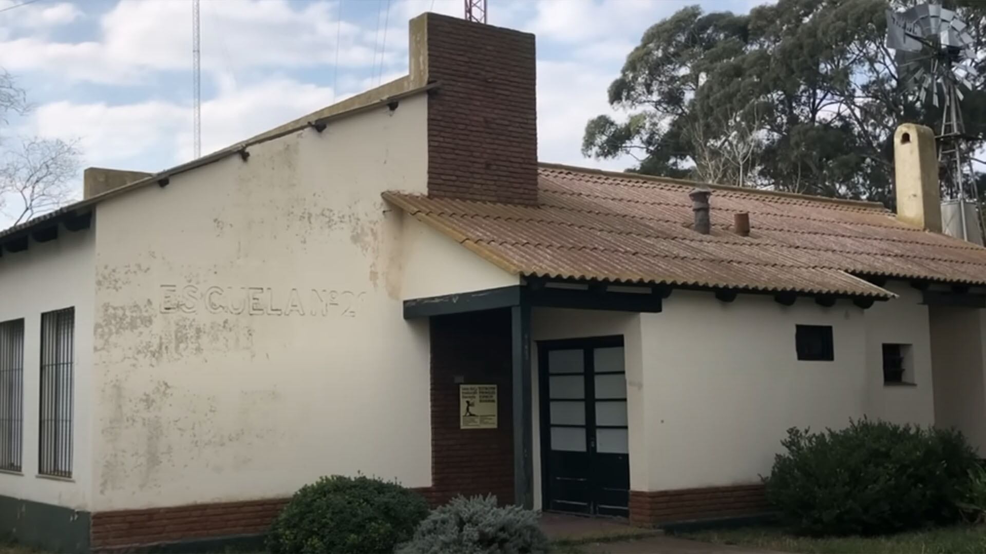 Pedro Meier no piensa irse de Quiñihual. “Tengo que estar acá recibiendo a la gente, poder conversar: esa es la alegría más grande”, afirma (Captura de video)