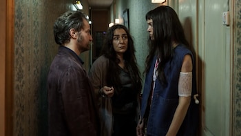 Pol López, Candela Peña y Ana Rujas en 'La desconocida' (Netflix)
