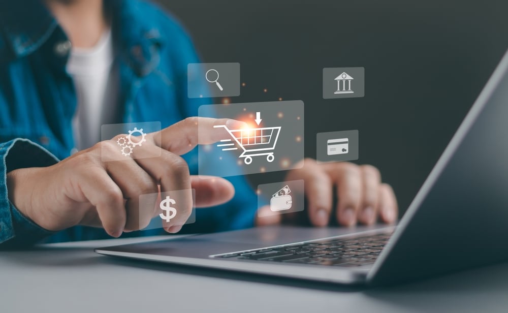 Montaje digital de un consumidor realizando una compra por internet. (Imagen: Shutterstock)
