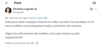 Primer plano de Christine Lagarde con el cabello blanco, camisa blanca y tiras adhesivas sanitarias colocadas sobre la nariz y el pómulo izquierdo