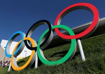 LONDON, ENGLAND - JULY 29: The Olympic rings are seen outside the venue prior to the days competition on Day 2 of the London 2012 Olympic Games at the Aquatics Centre on July 29, 2012 in London, England. (Photo by Clive Rose/Getty Images)