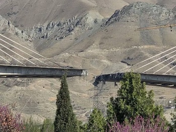 Fotografía tomada de la cuenta en X @araghchi del ministro de Exteriores Irán, Abbas Araghchi, que muestra el puente B1 en Karaj (Irán). EFE/ @araghchi