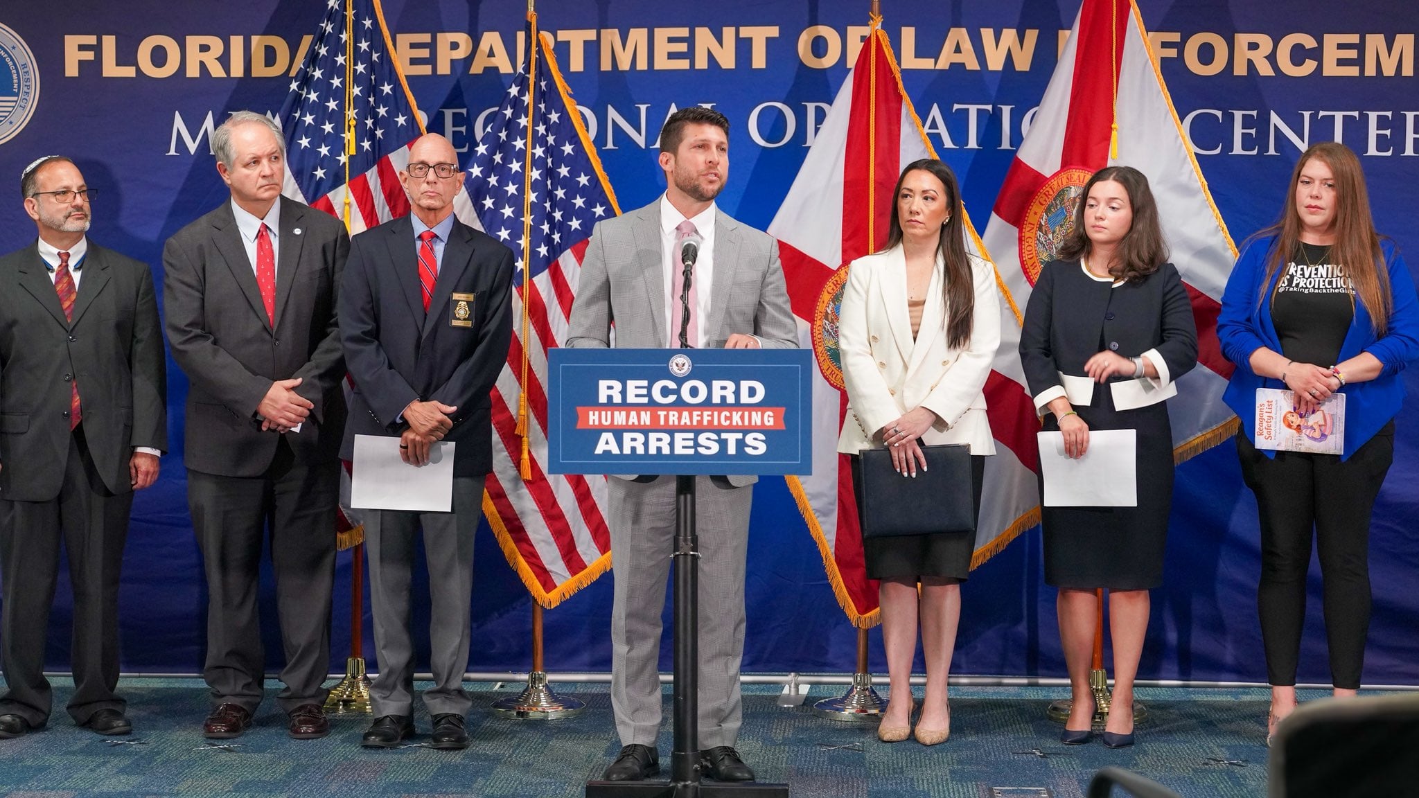 Florida aplicará una política de tolerancia cero contra los traficantes y reforzará la protección de personas vulnerables (X: @AGJamesUthmeier).