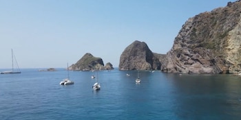 El acceso a Palmarola solo