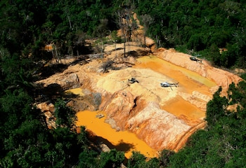 Un campamento de minería ilegal visto desde un helicóptero de la Agencia Ambiental de Brasil durante una operación para tratar de contener esa actividad en el territorio indígena yanomami, en el estado Roraima, Brasil (AP/Edmar Barros, Archivo)