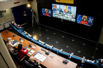 11/10/2026 La ministra de Defensa, Margarita Robles (c), acompañada del Jefe de Estado Mayor de la Defensa (JEMAD), Teodoro Esteban López (d), felicita por videoconferencia a los militares desplegados en el exterior con motivo del Día de la Fiesta Nacional, en la sede del Ministerio, a 11 de octubre de 2026, en Madrid (España). Robles ha mantenido la tradicional conexión con los contingentes españoles en operaciones internacionales para transmitirles su agradecimiento por su entrega y profesionalidad. Se cifra en unos 3.000 los militares desplegados en cuatro continentes en misiones de la OTAN, la ONU o la Unión Europea.
POLITICA
Gabriel Luengas - Europa Press