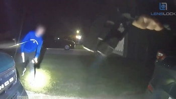 El dramático video de un policía que casi dispara a un estudiante durante un juego con pistolas de agua