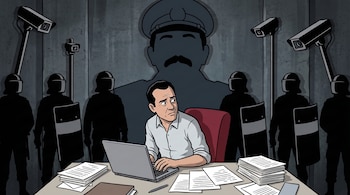 Hombre sentado en escritorio con laptop y papeles, silueta de Daniel Ortega, siluetas de policías, cámaras de seguridad.