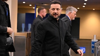Zelenski critica que aliviar sanciones a Rusia supone "una negación de la realidad" en el conflicto